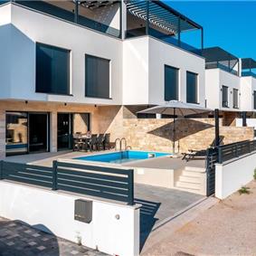 4 Bedroom Villa with Pool near Vodice town, Sibenik Riviera, sleeps 8